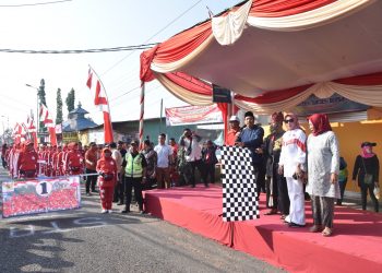 Bupati Gus Muhdlor Berangkatkan Ribuan Warga Sugihwaras Jalan Sehat