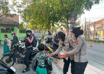 Polwan Sidoarjo Turun Langsung Gatur Lalin dan Patroli Kamtibmas