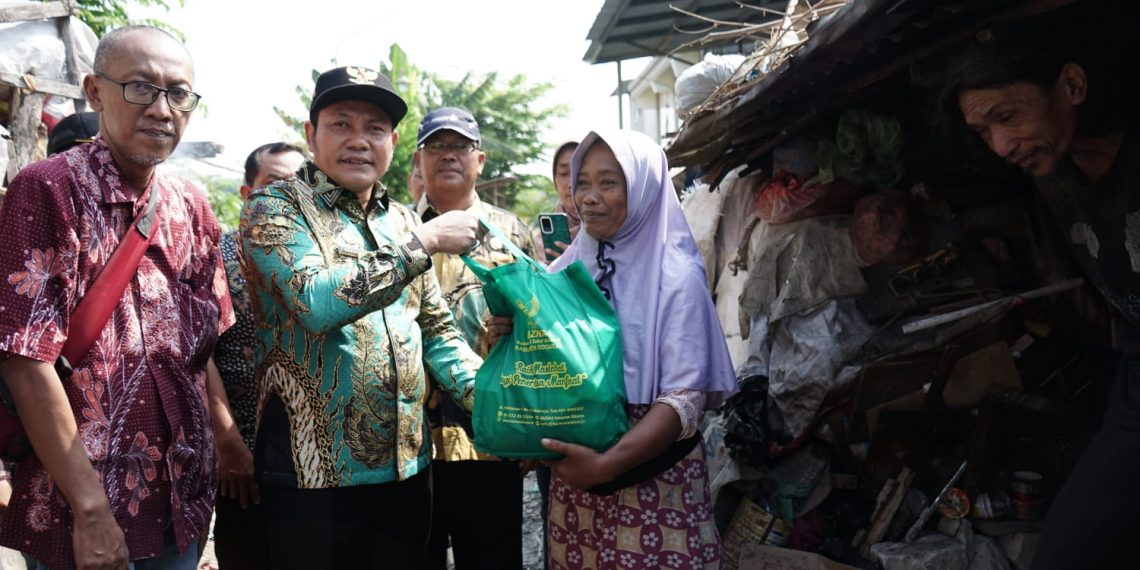 Wabup Subandi Bantu Bedah Rumah Warga Katerungan Krian