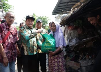 Wabup Subandi Bantu Bedah Rumah Warga Katerungan Krian