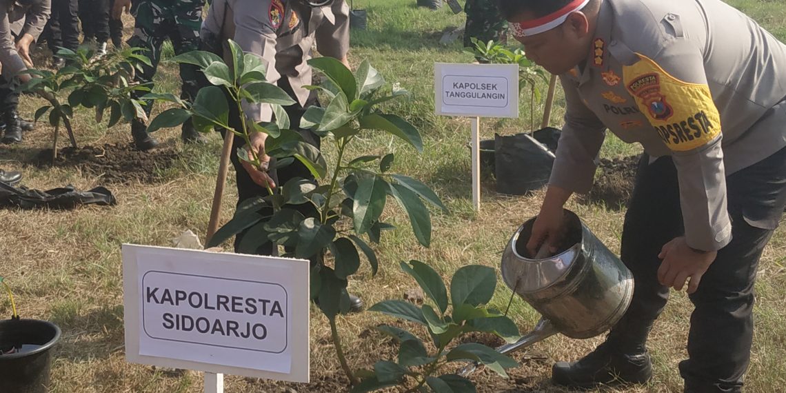 Dukung Program Penghijauan Sejak Dini, Polresta Sidoarjo Tanam 4.300 Bibit Tanaman Buah