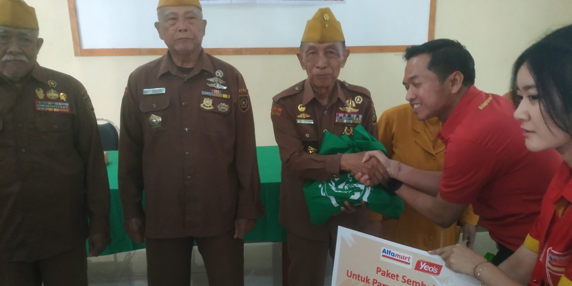 Peringatan Hari Kemerdekaan RI, Alfamart dan Yeo’s Bagikan Puluhan Sembako ke Veteran Sidoarjo