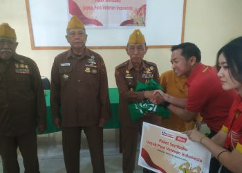 Peringatan Hari Kemerdekaan RI, Alfamart dan Yeo’s Bagikan Puluhan Sembako ke Veteran Sidoarjo