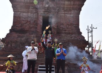 Bupati Sidoarjo Gus Muhdlor Lepas Kirab Api Porprov VIII Jatim dari Candi Pari
