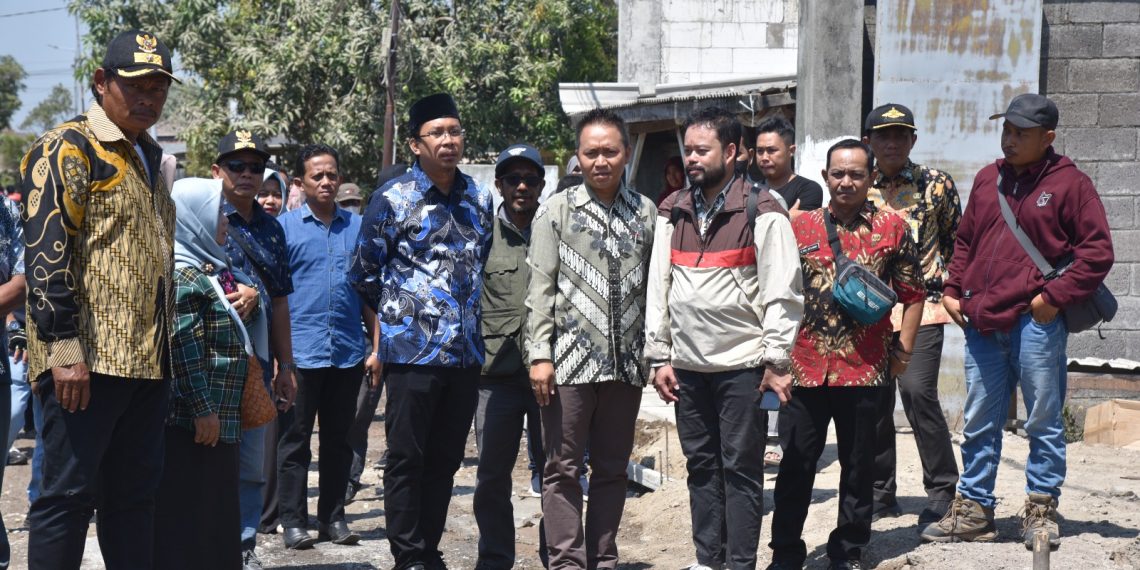 Bupati Gus Muhdlor Sidak Betonisasi Jalan Desa Banjar Panji Tanggulangin