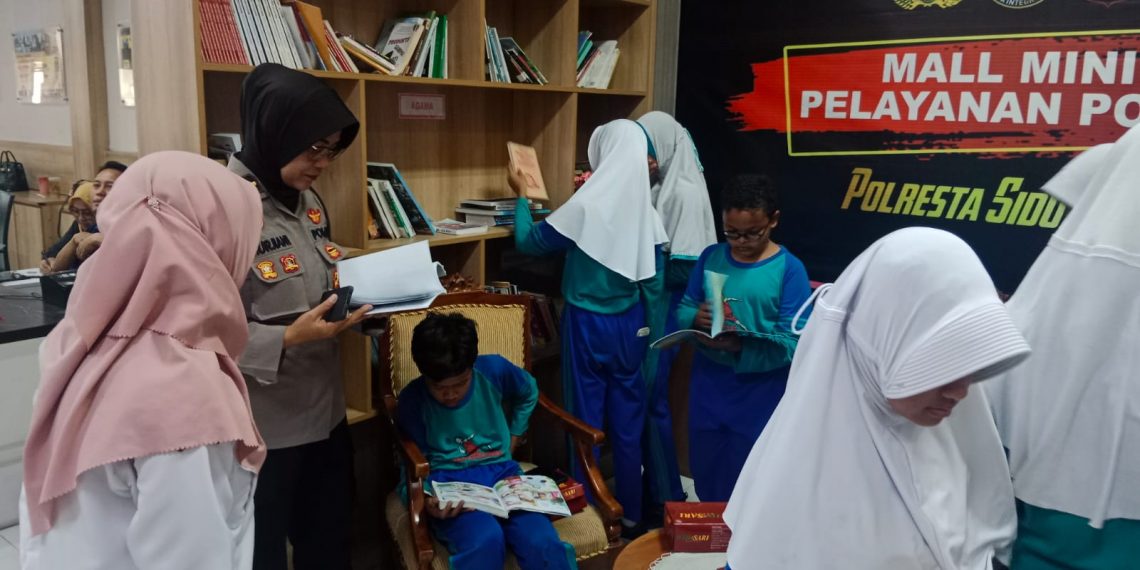 Polisi Sidoarjo Ajak Pelajar Gemar Baca