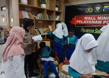 Polisi Sidoarjo Ajak Pelajar Gemar Baca