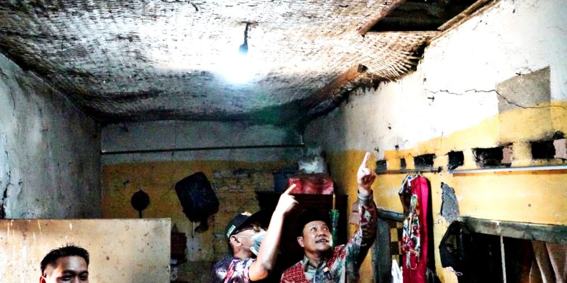 Wabup Subandi Bedah Dua Rumah Tak Layak Huni di Desa Kalisampurno