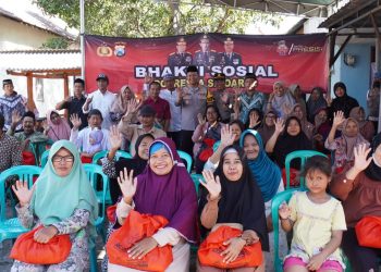 Polresta Sidoarjo Bakti Sosial dan Kesehatan di Desa Jumput Rejo