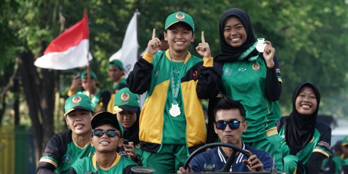 Kirab Atlet Sepak Bola Porprov Jatim 2023, Bupati Gus Muhdlor Siapkan Bonus Ratusan Juta