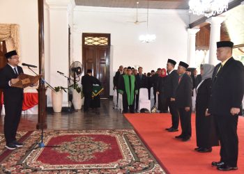 Lantik Empat Pejabat Eselon II, Bupati Gus Muhdlor Ingatkan Pejabat Harus Siap Dicopot