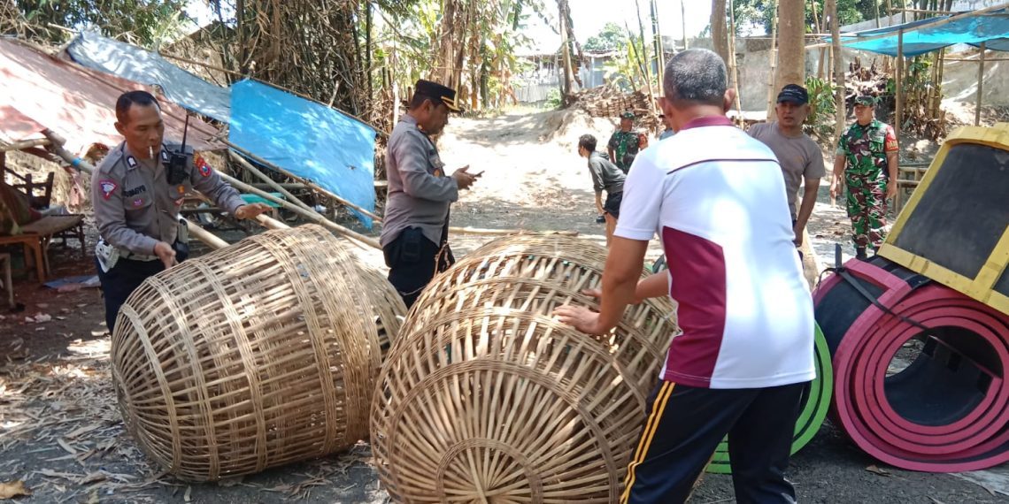 Personel Gabungan di Balongbendo Gerebek Judi Sabung Ayam