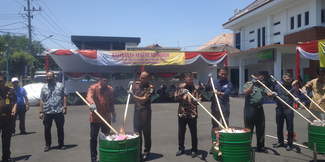 Bupati Sidoarjo Bersama Forkopimda Musnahkan Barang Bukti Tindak Kejahatan
