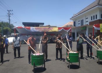 Bupati Sidoarjo Bersama Forkopimda Musnahkan Barang Bukti Tindak Kejahatan