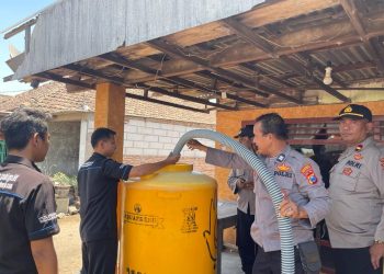 Sambut HUT Humas Polri Ke-72, Polresta Sidoarjo Berikan Bantuan Air Bersih