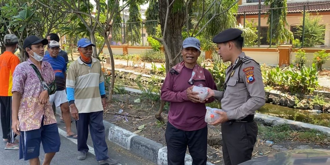 Sat Samapta Polresta Sidoarjo Jaga Kamtibmas Sambil Berbagi