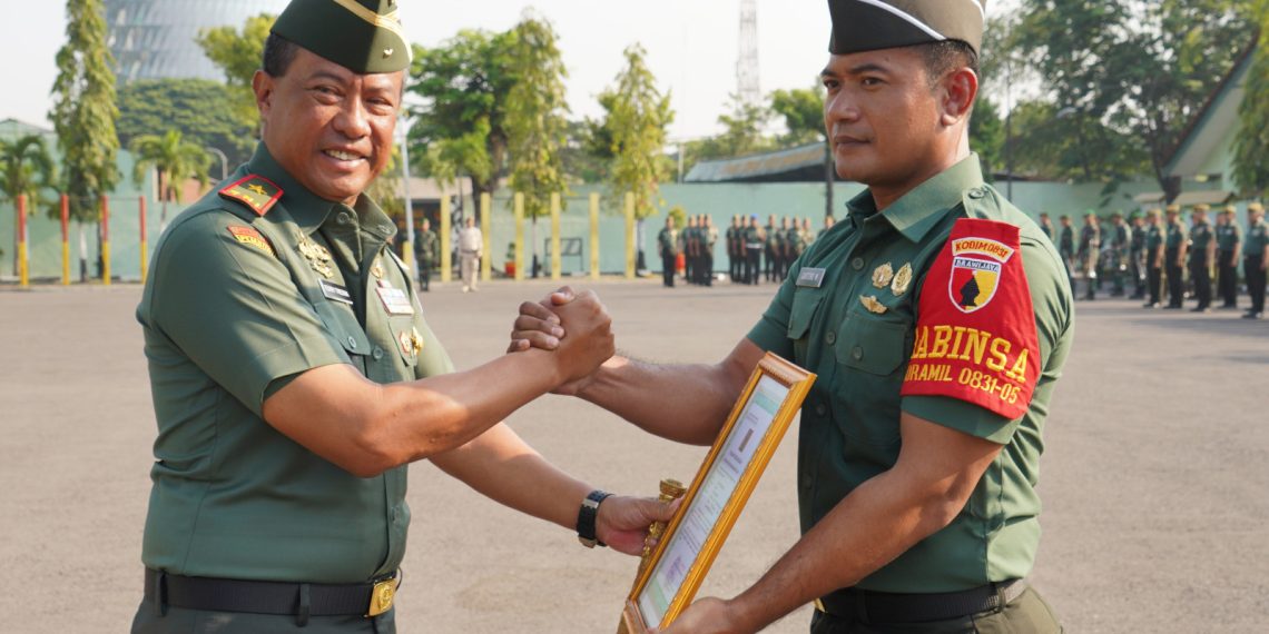 Danrem 084/BJ Memberikan Penghargaan kepada Peraih Juara I Kejurnas Judo Piala Kasad