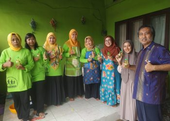 Berkat Program KURMA, Produksi Sirup Belimbing Wuluh Ibu PKK Sukodono Town House Pekarungan Lebih Higienis
