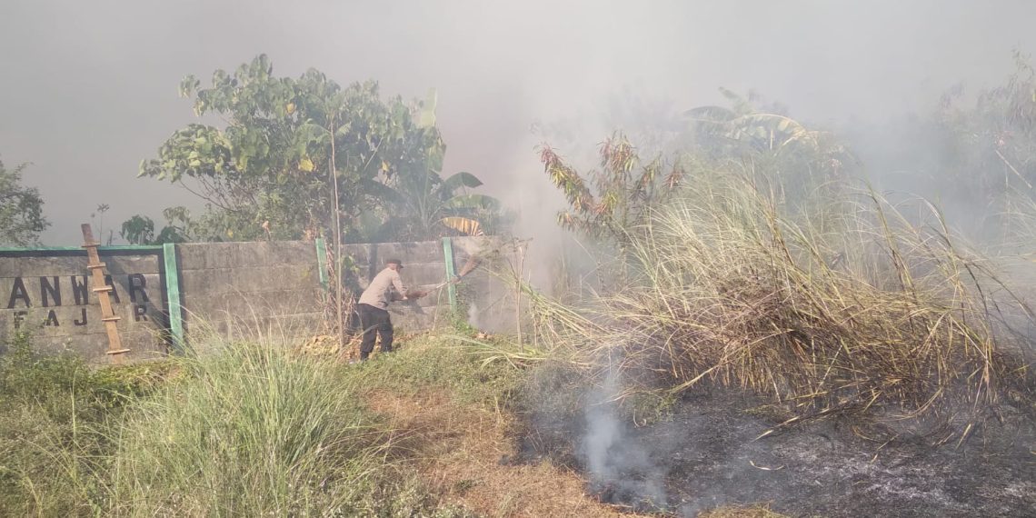 Anggota Polsek Sidoarjo Kota Turun Langsung Padamkan Kebakaran Lahan