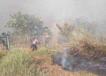 Anggota Polsek Sidoarjo Kota Turun Langsung Padamkan Kebakaran Lahan