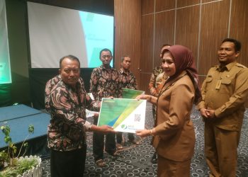 Disnaker Serahkan BPJS Ketenagakerjaan Kepada 9.255 Petani Sidoarjo