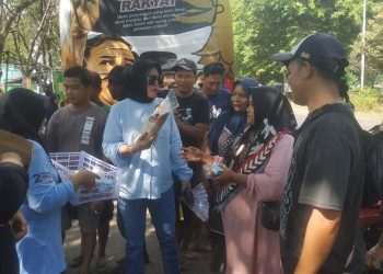 Jalankan Program Capres Prabowo-Cawapres Gibran, Hj Mimik Idayana Bagikan Ratusan Susu dan Sembako ke Masyarakat