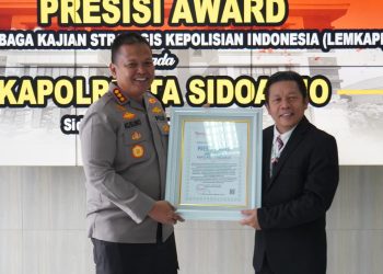 Aktif Turun Ke Masyarakat dan Hadirkan Cermat SIM, Polresta Sidoarjo Raih Presisi Award Lemkapi