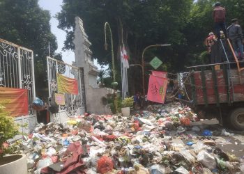 Satpol PP Sidoarjo Proses Hukum Oknum Pendemo Buang Sampah di Pendopo