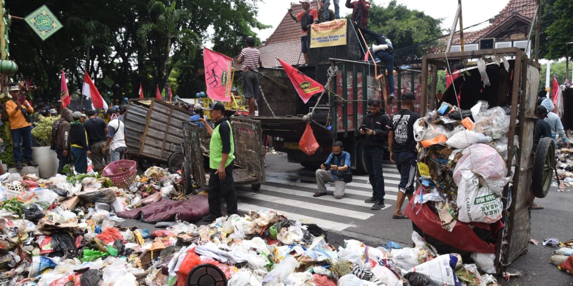 Tujuh Oknum Pendemo Buang Sampah di Pendopo Sidoarjo Dijerat Pasal Tipiring