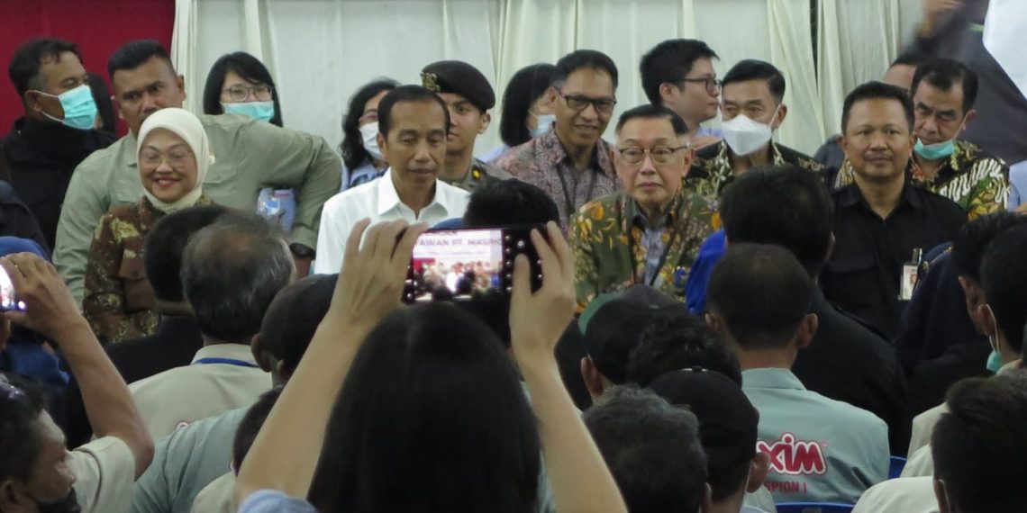 Jaga Hubungan Harmonis dengan Karyawan Maspion Group, Presiden Jokowi Acungi Jempol Alim Markus