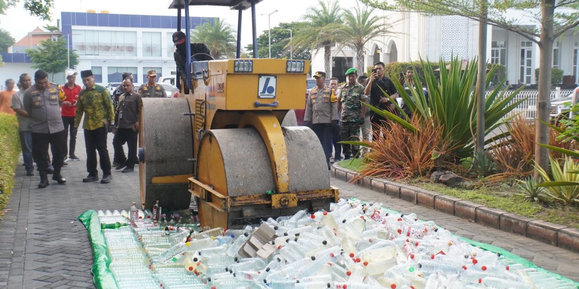 Tutup Tahun 2023, Polresta Sidoarjo Musnahkan Ribuan Botol Miras dan Narkoba