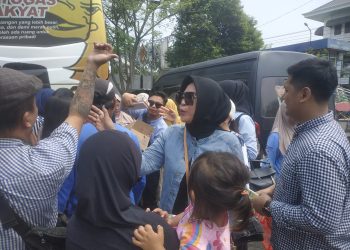 Laksanakan Program Capres Prabowo, Hj Mimik Idayana Bagikan Ratusan Susu dan Makan Siang ke Masyarakat