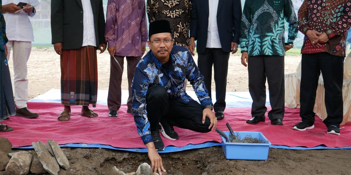 Bupati Gus Muhdlor Letakkan Batu Pertama Tower 2 UNUSIDA