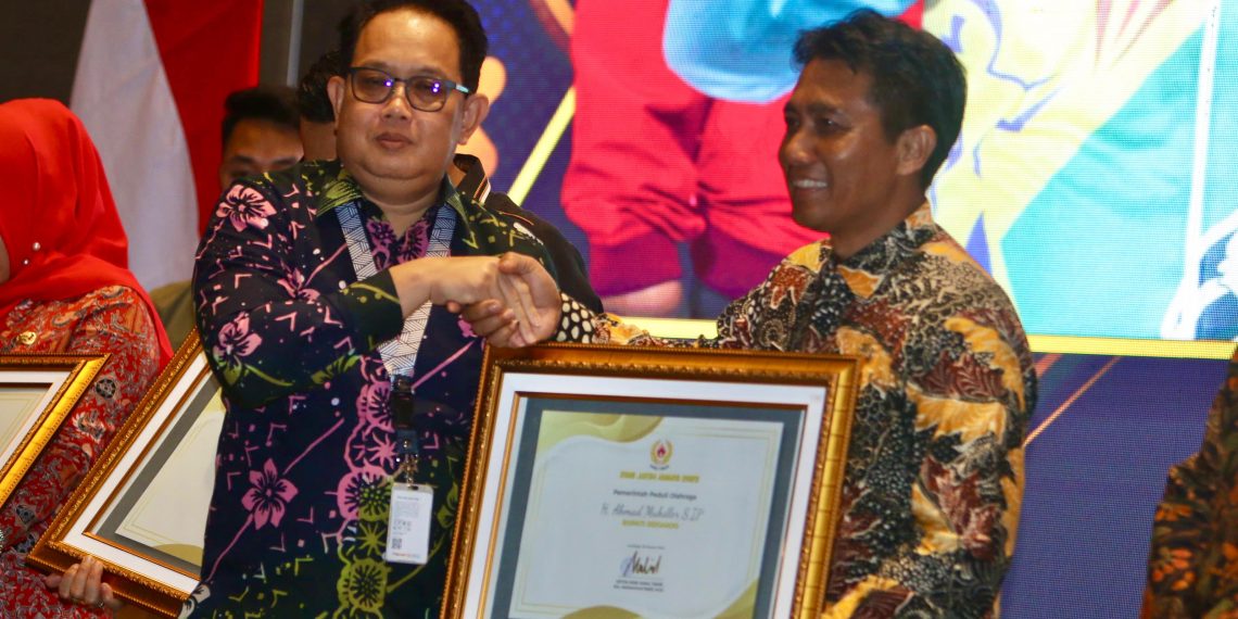 Bupati Sidoarjo Raih Penghargaan Peduli Olahraga KONI Jatim Award 2023