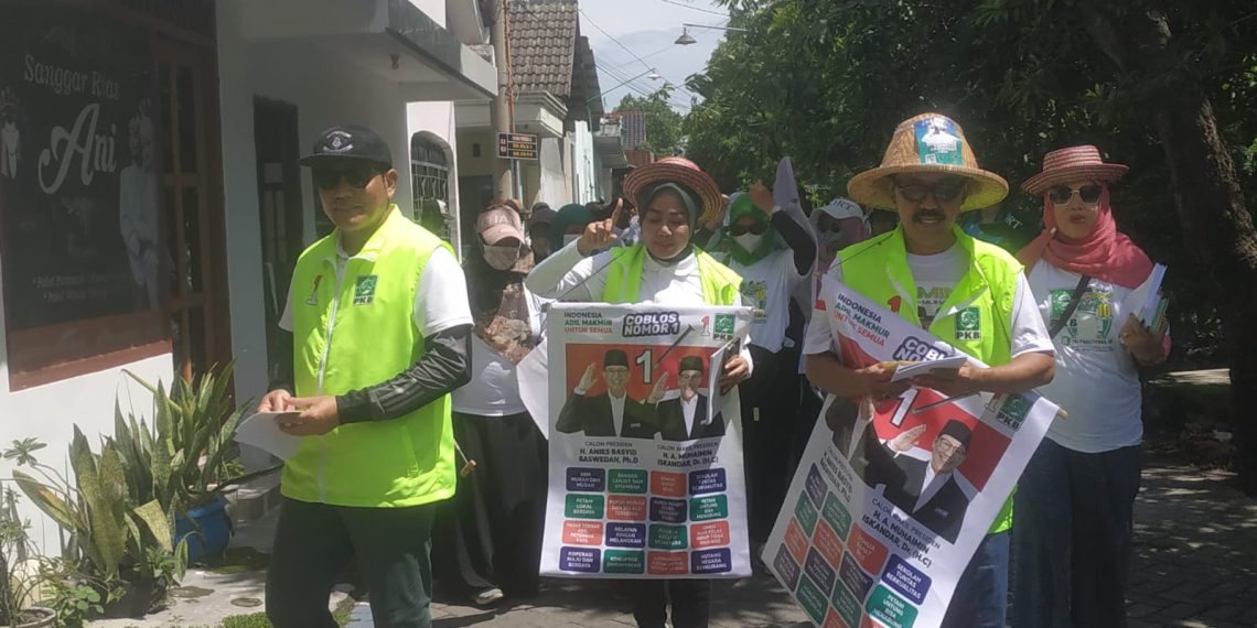 Caleg PKB DPRD Sidoarjo Tri Prastiyono Kampanye Menangkan AMIN Keliling Bluru Kidul Diikuti Musik Patrol