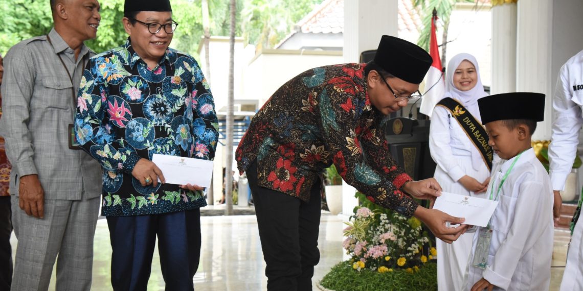 Bupati Sidoarjo Gus Muhdlor dan Ketua DPRD H Usman Doakan Peserta Khitan Massal Jadi Anak Sholeh