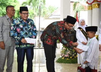 Bupati Sidoarjo Gus Muhdlor dan Ketua DPRD H Usman Doakan Peserta Khitan Massal Jadi Anak Sholeh