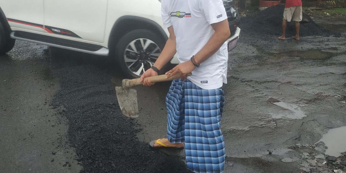 Caleg Demokrat M Sirojuddin Tambal Jalan Rusak di Bligo Candi