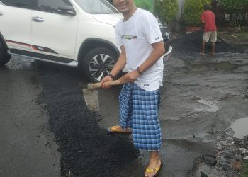 Caleg Demokrat M Sirojuddin Tambal Jalan Rusak di Bligo Candi