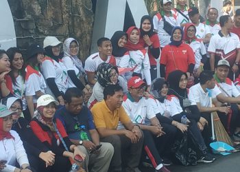 Ratusan Karyawan Bank Jatim Sidoarjo Bersama DLHK dan Dishub Kerja Bhakti Massal Bersihkan Taman Kota