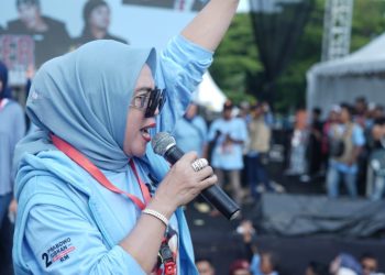 Ahmad Dhani Ucapkan Terima Kasih pada Hj Mimik Idayana Caleg DPRD Jatim pada Konser Dewa 19 di Sidoarjo