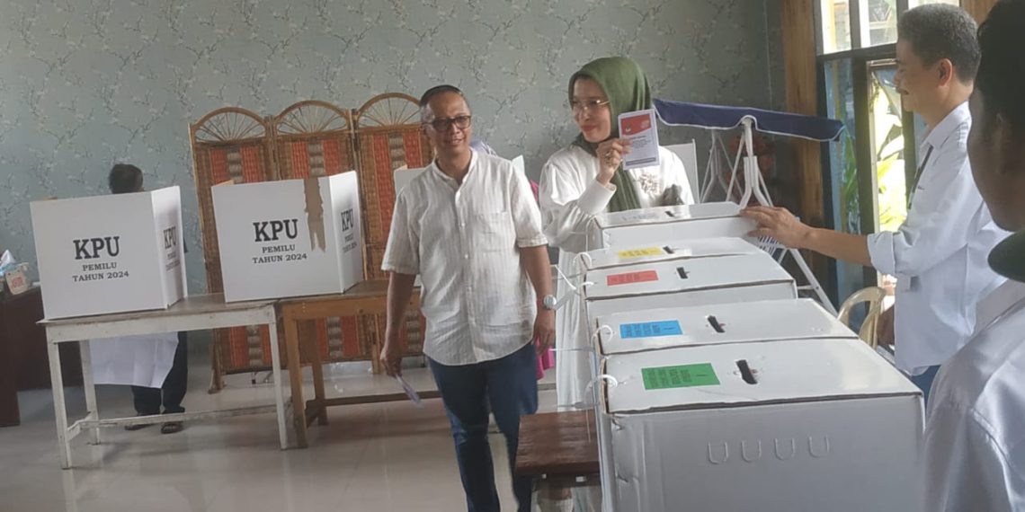Caleg PKB Arzeti Bilbina Pilih Nyoblos di TPS 09 Perumahan Istana Mentari Sidoarjo