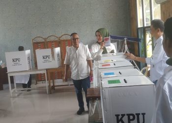 Caleg PKB Arzeti Bilbina Pilih Nyoblos di TPS 09 Perumahan Istana Mentari Sidoarjo