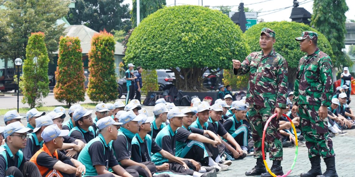 Siswa SMKN 3 Surabaya Mendapat Pembekalan Bela Negara dan Kedisiplinan di Markas Korem 084/BJ