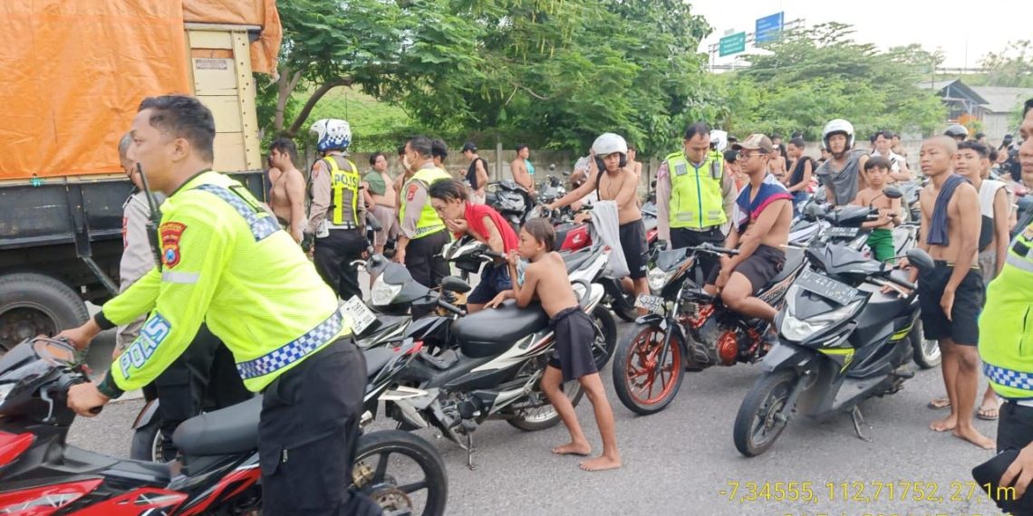Personel Gabungan Tertibkan Balap Liar di Lingkar Mas Waru