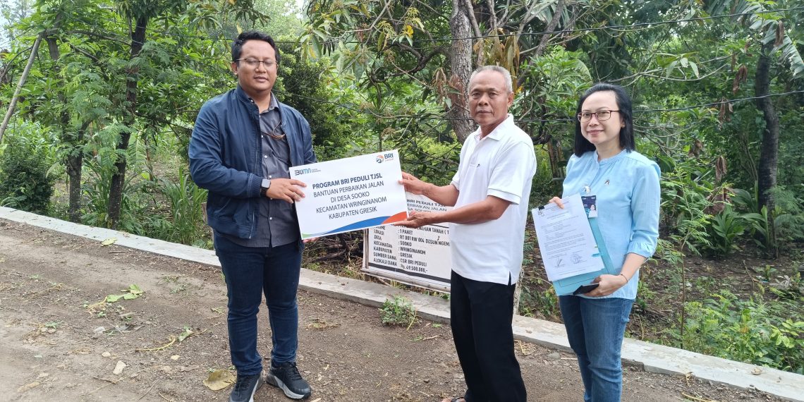 Melalui TJSL, BRI Salurkan Perbaikan Jalan Poros Desa Sooko Wringinanom Gresik