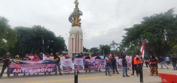 Demo Tuntut KPK Tetapkan Bupati Sidoarjo Gus Muhdlor jadi Tersangka