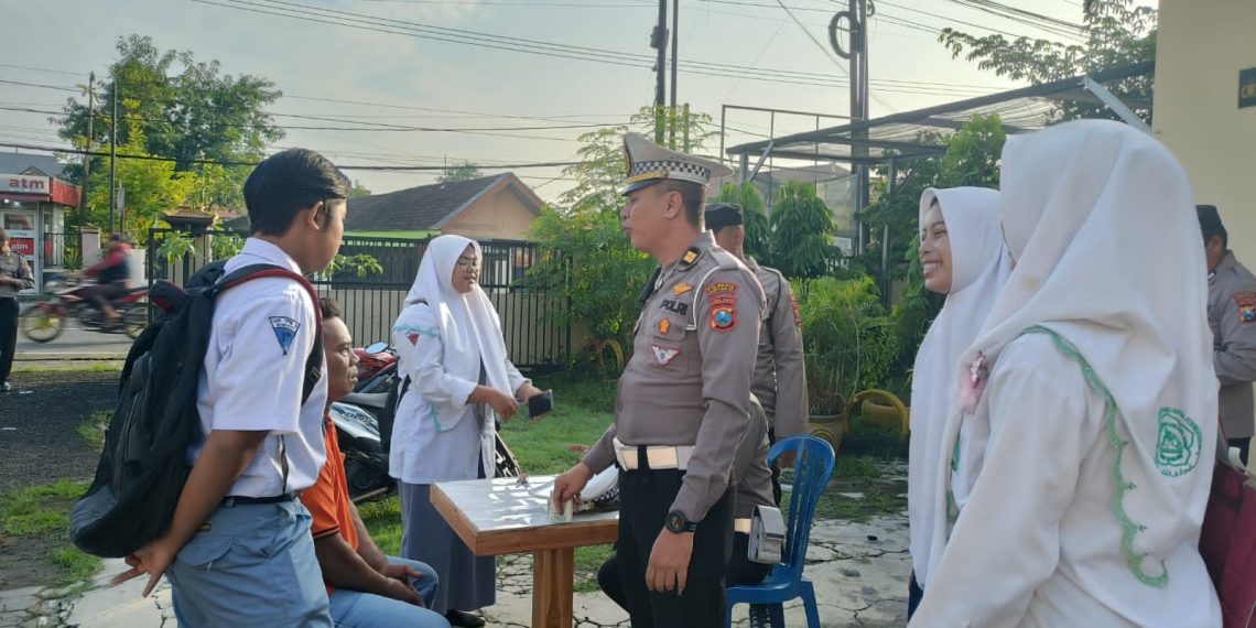 Polisi Beri Edukasi Pelajar Kendarai Motor Tak Pakai Helm