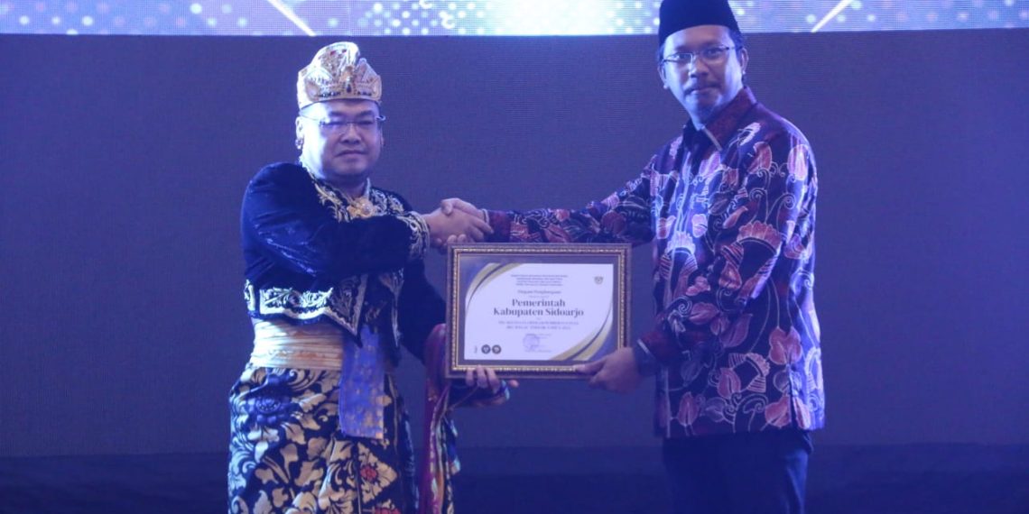 Bupati Sidoarjo Gus Muhdlor Terima Penghargaan Pelaksana Operasi Pemberantasan BKC Ilegal Terbaik 2023