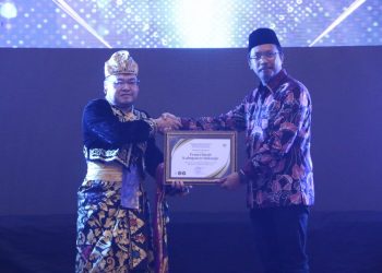 Bupati Sidoarjo Gus Muhdlor Terima Penghargaan Pelaksana Operasi Pemberantasan BKC Ilegal Terbaik 2023